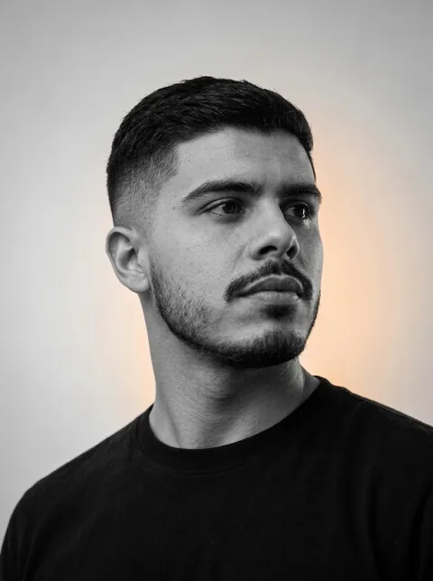 Retrato de Bruno Quadros, em preto e branco.