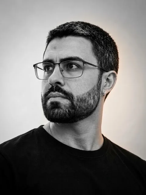 Retrato de Emanuel Henrique, em preto e branco.